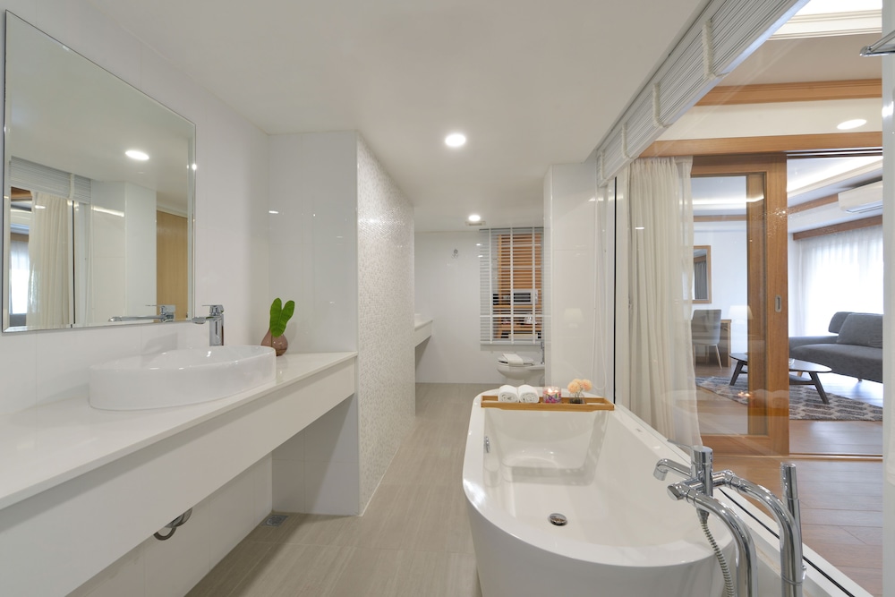 1 Bed Room Suite with Living area - Photo 11
