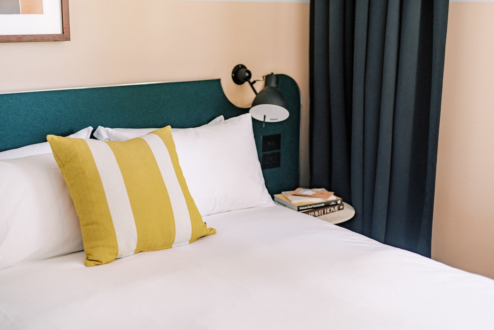 Room, 1 Queen Bed, Beach View photo 2