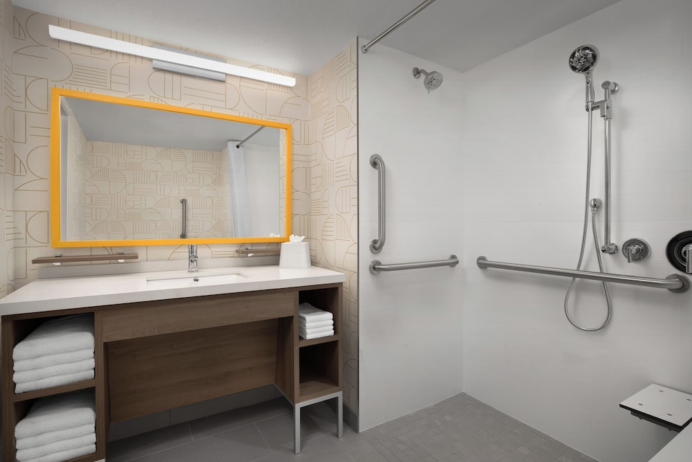 Suite, 1 King Bed, Accessible (Roll-In Shower) - Photo 11