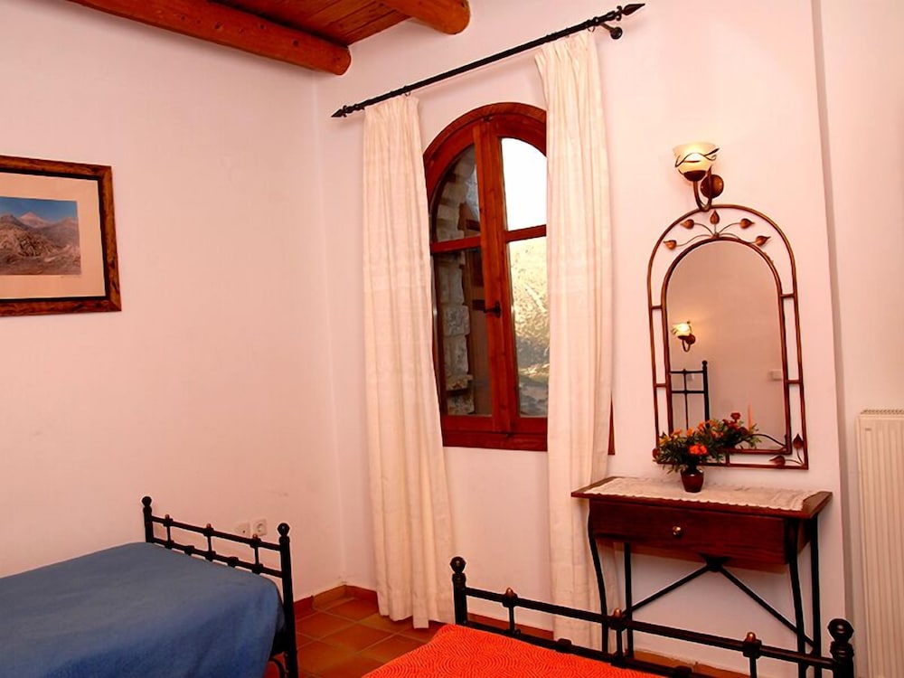 Apartment, 2 Bedrooms, Balcony, Mountain View photo 2