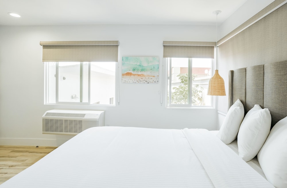 Deluxe Room, 1 King Bed, Non Smoking - Photo 13