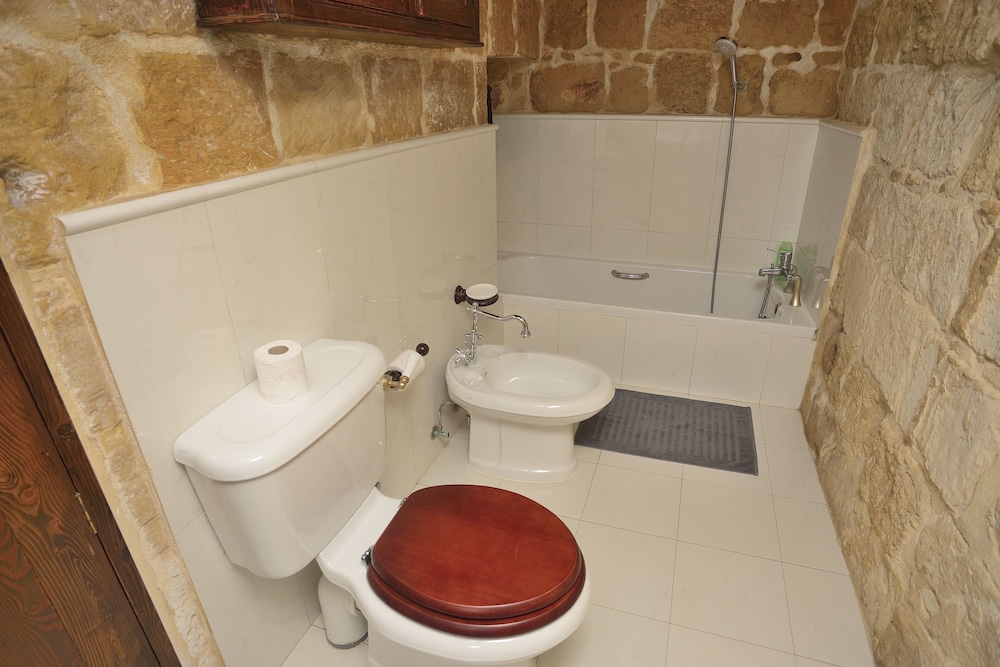 Luxury Suite, Ensuite photo 3