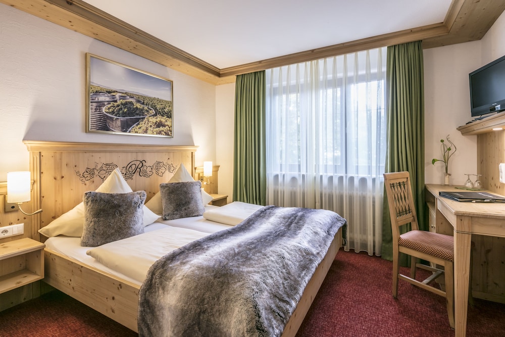 Superior Triple Room (Air-conditioning) photo 1
