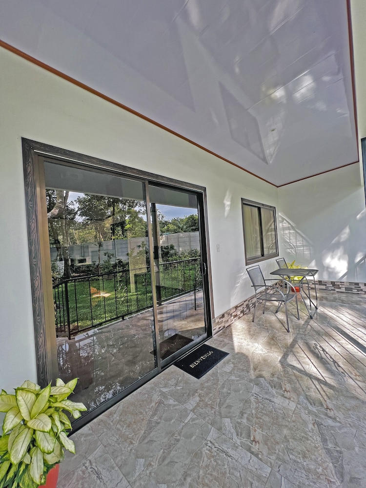 Comfort Cabin, 1 Queen Bed with Sofa bed, Kitchenette, Garden View photo 2