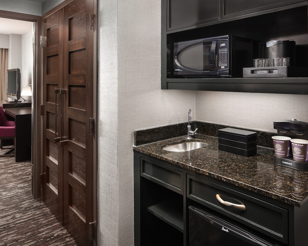 Suite, 1 King Bed, Accessible, Corner (Roll-In Shower) - Photo 4