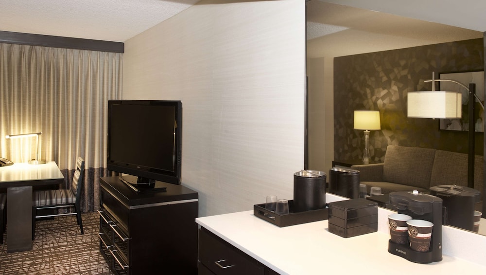Suite, 2 Double Beds, Accessible (Mobility & Hearing, Roll-in Shower) photo 3