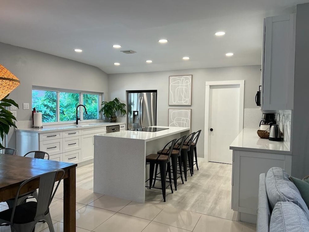 Beautiful house, private pool, tropical patio, 1  King bed, 2 Full beds, new kitchen, non smoking photo 3