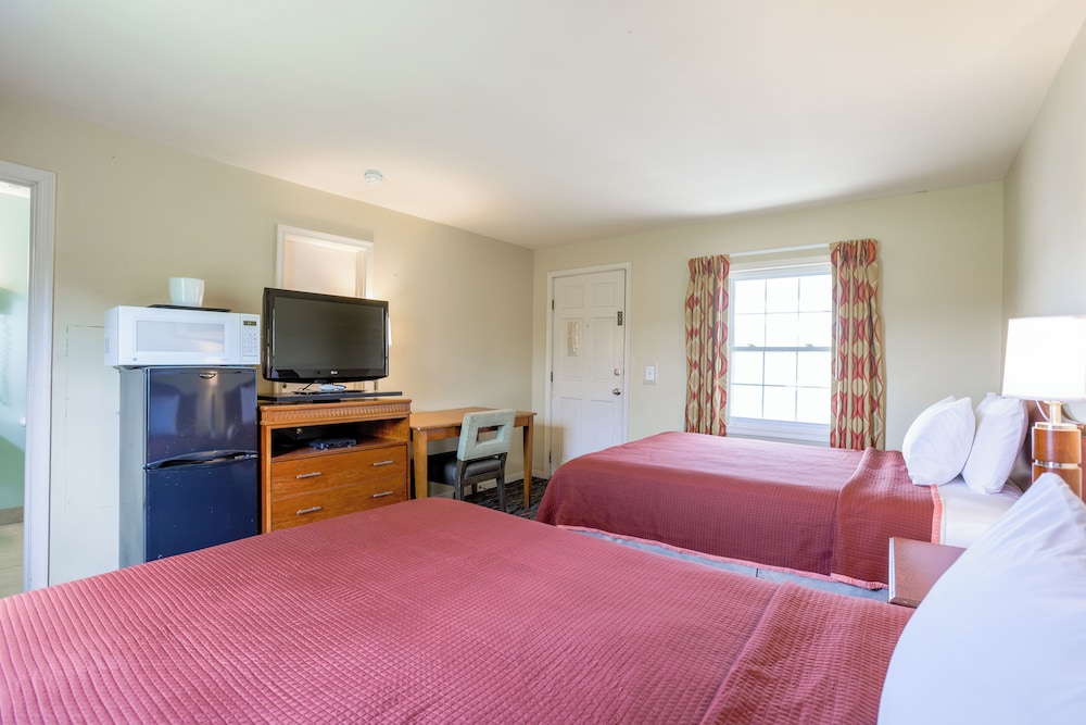 Room, 2 Queen Beds, Smoking photo 3