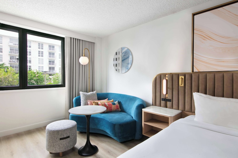 Deluxe Room, 1 King Bed - Photo 3