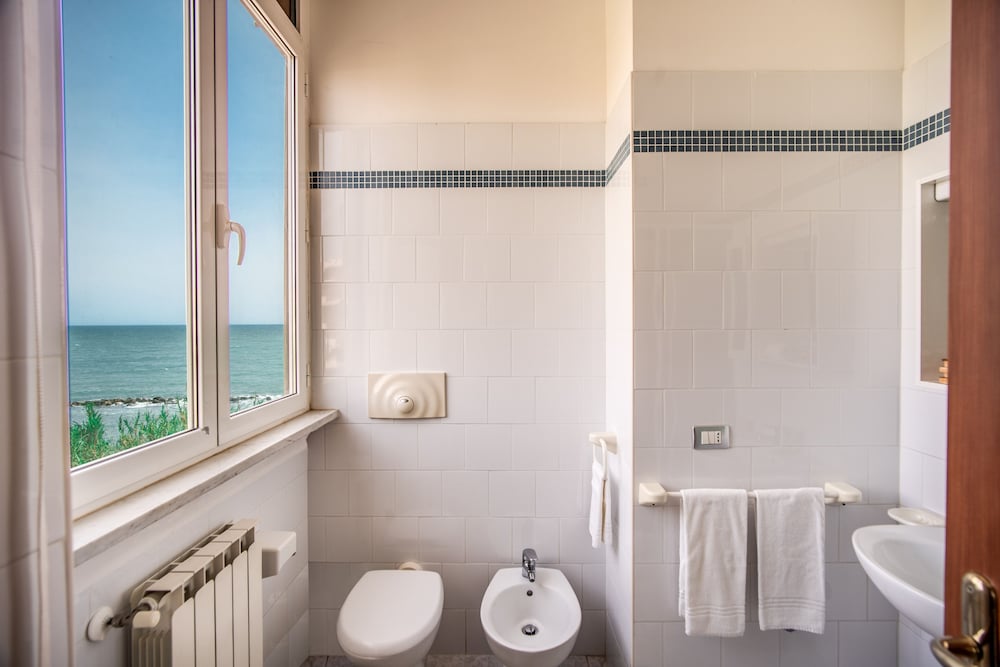Standard Double or Twin Room, Sea View - Photo 9