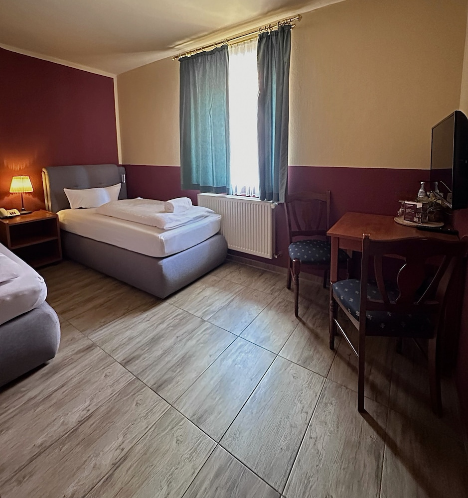 Economy Twin Room photo 3