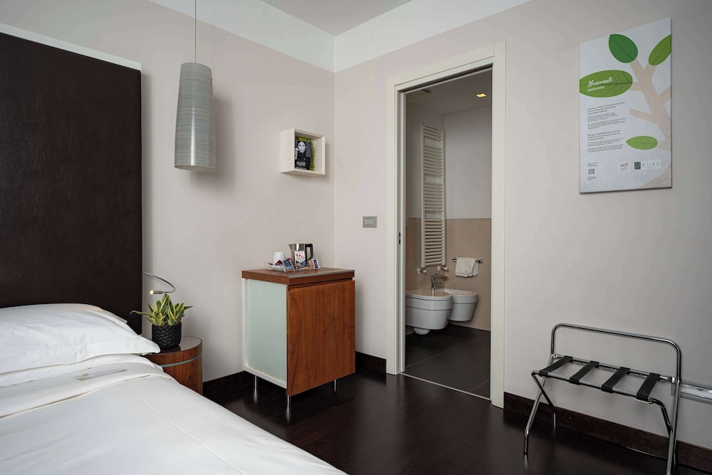 Standard Room, 1 King Bed - Photo 2