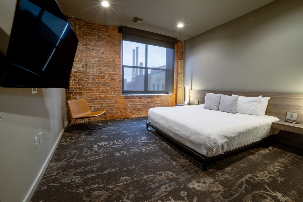 Montvale Deluxe Suite - Photo 3