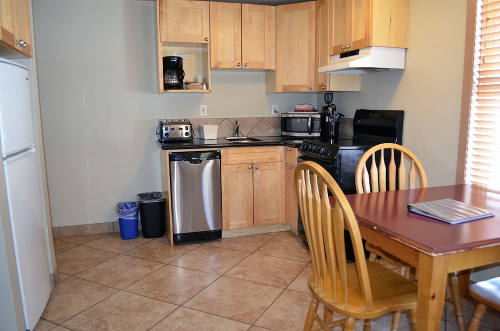 Premium Suite, Kitchen - Photo 4