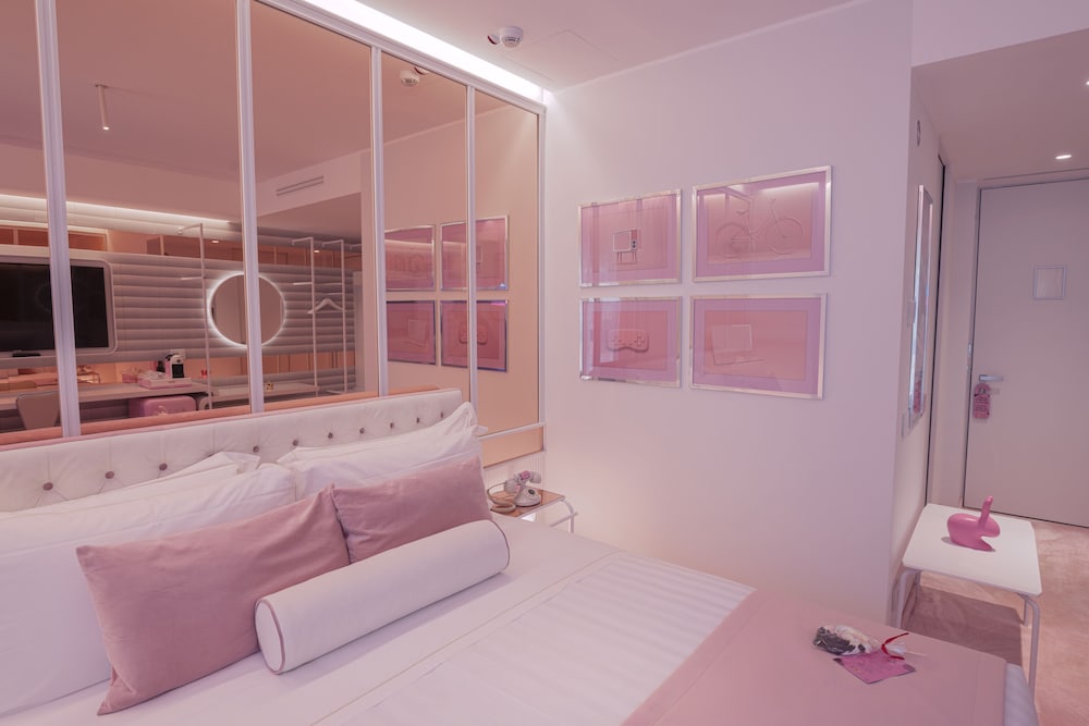 ATTIC EXECUTIVE ROOM thumbnail 5
