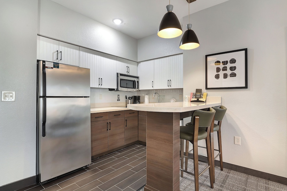Suite, 2 Bedrooms, Kitchen (Roll-In Shower) photo 2