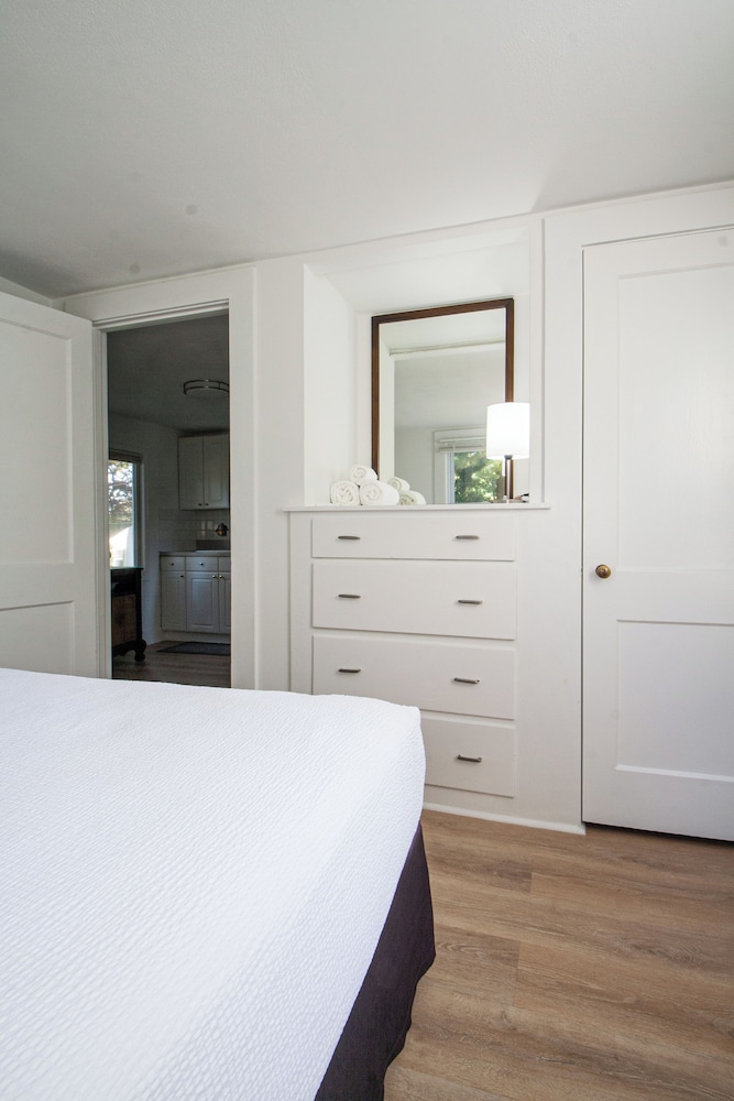 Cottage, 1 Bedroom (1 Queen Bed - Pet Friendly + FEE) photo 3