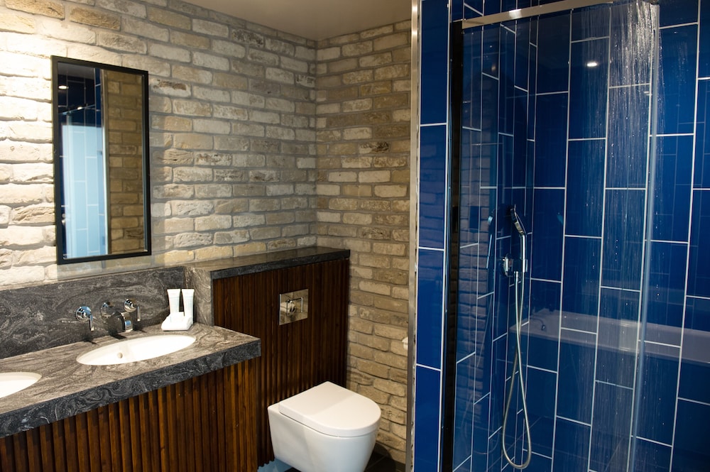 Signature Suite - Photo 11