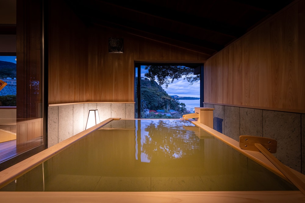 King 302, Open-Air Bath, Optional meals in dining room photo 2
