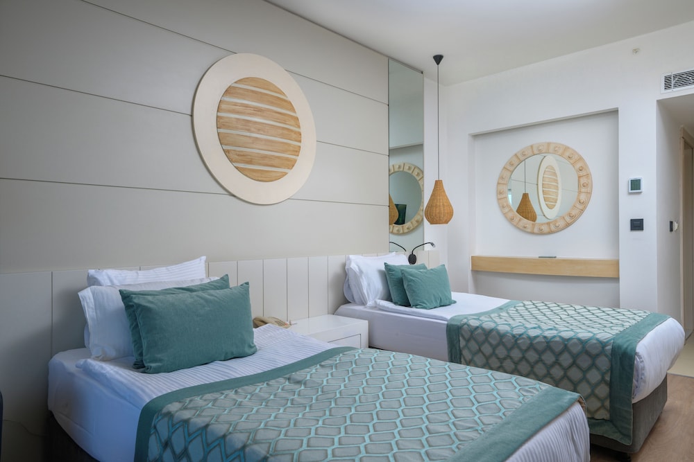 Deluxe Room, 1 Double or 2 Twin Beds, Terrace, Sea View photo 2
