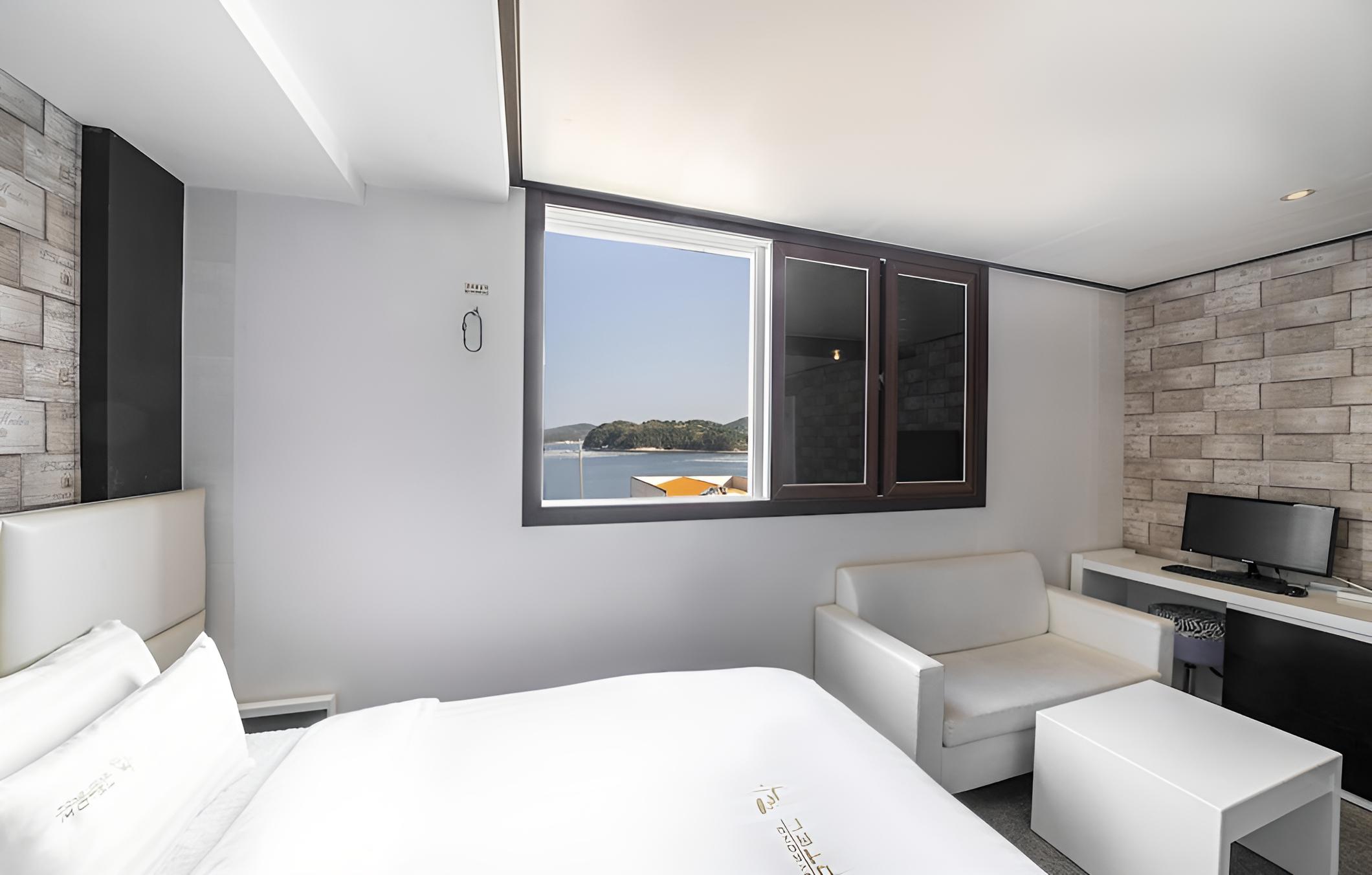 Room (Twin - Ocean View (Netflix Rooftop Co) photo 2