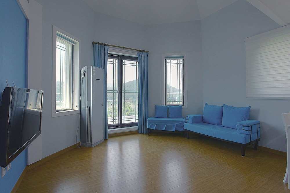 Party Blue photo 2