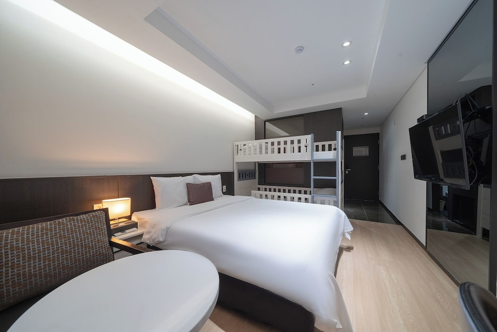Deluxe Quadruple Room, 1 Double Bed, 1 Bunk Bed photo 2