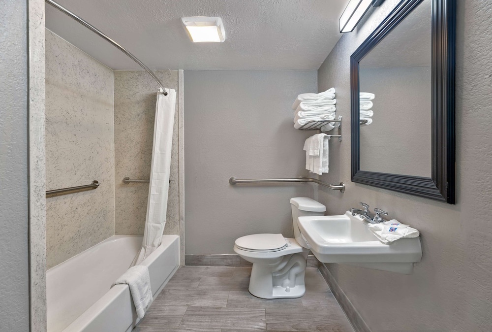 Standard Room, 2 Queen Beds, Accessible, Non Smoking - Photo 6