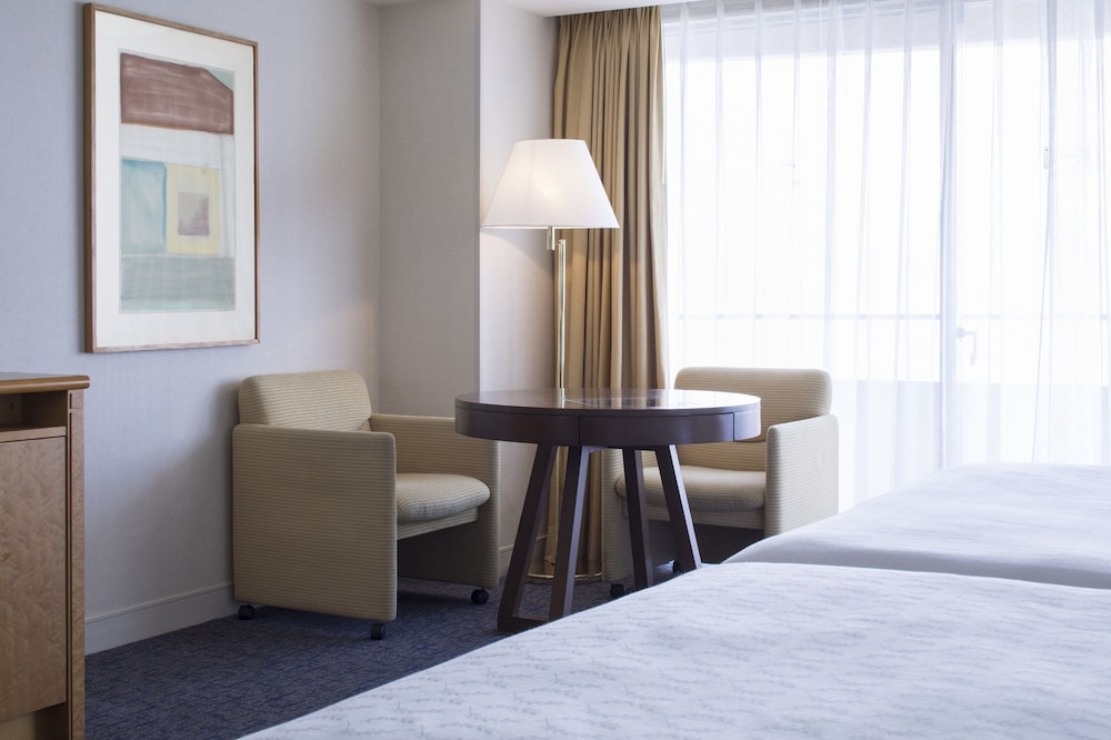 Guest room, 4 Twin Beds, Disney or Bay view, Main Building, Balcony - Photo 2