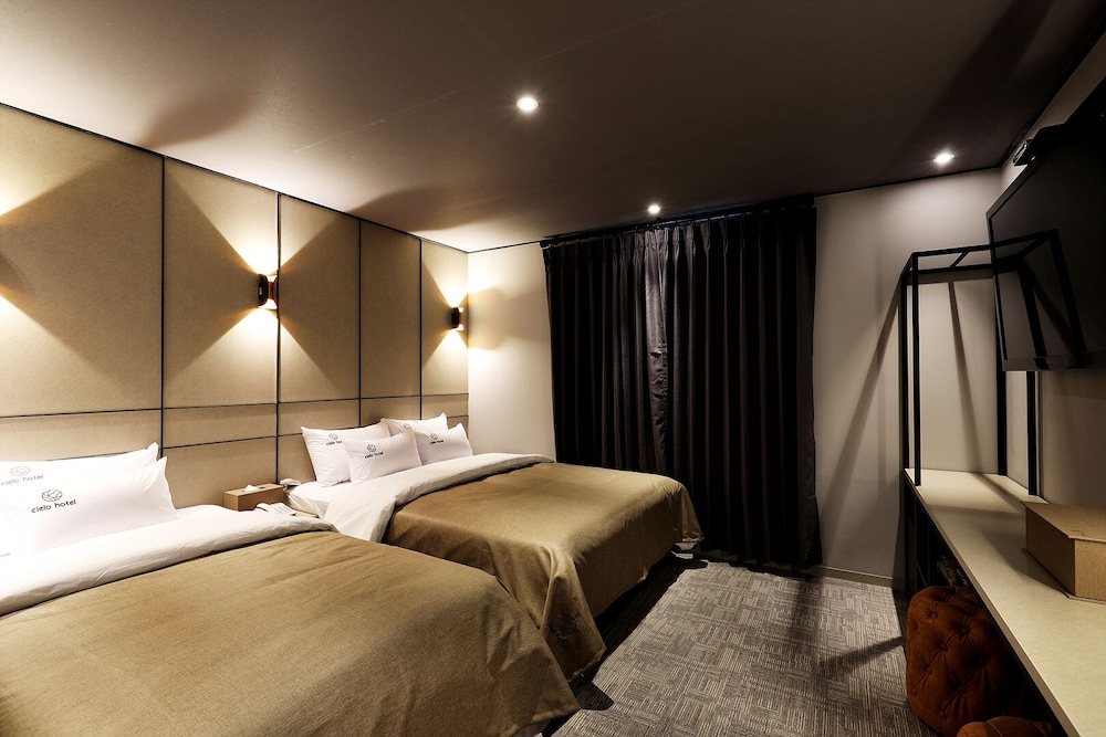 Twin Room - Photo 3