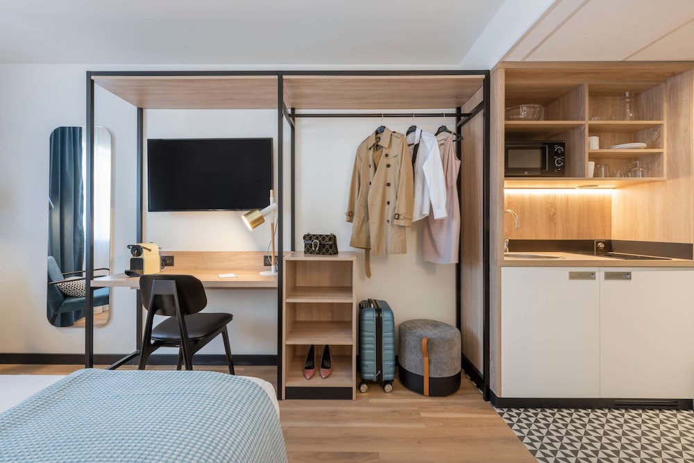 Standard Room, 1 Queen Bed, Bathtub (Kitchenette) - Photo 6