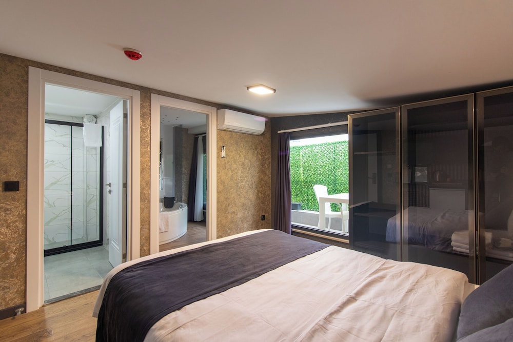 Deluxe Room, Hot Tub photo 3