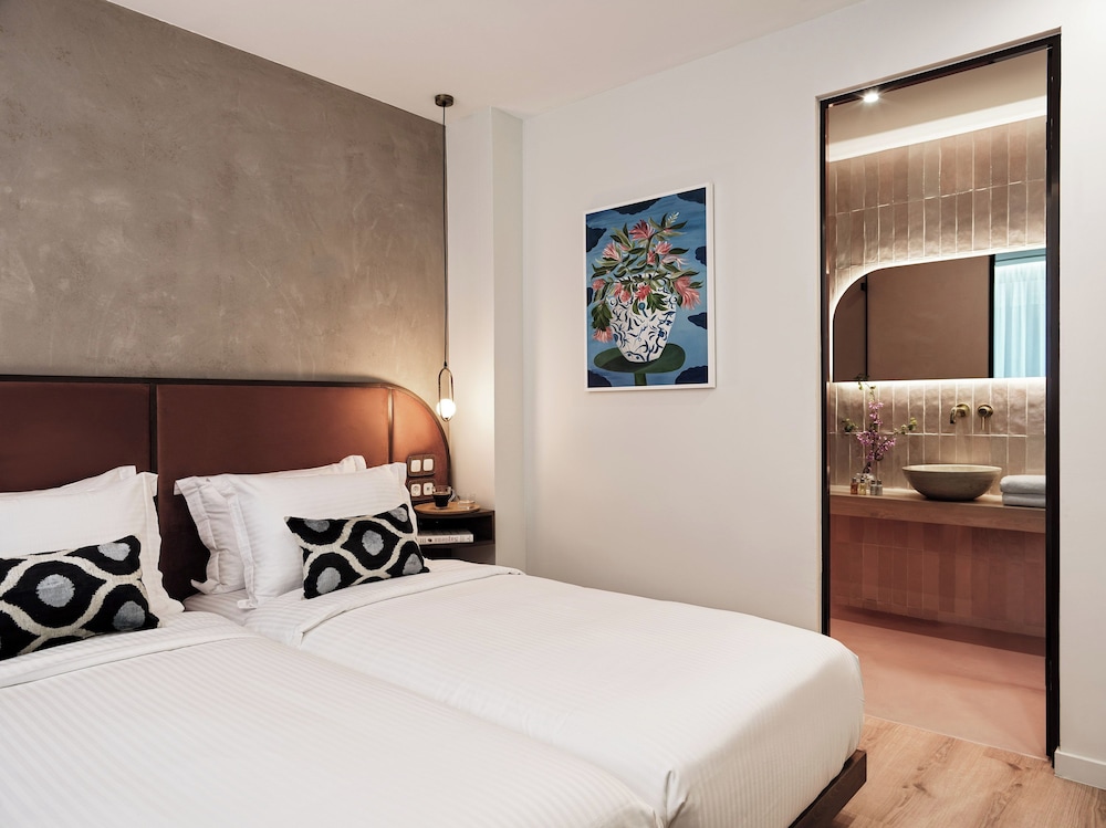 Compact Room with Lobby View photo 1