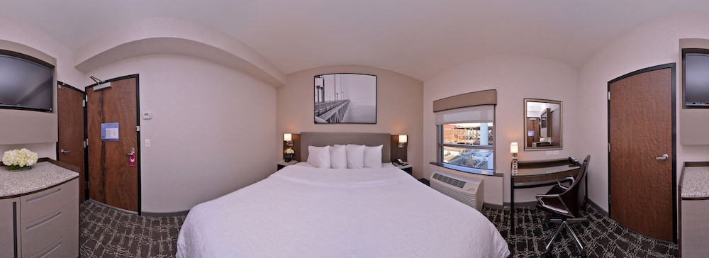 Room, 1 King Bed, Accessible (Mobility & Hearing) photo 2