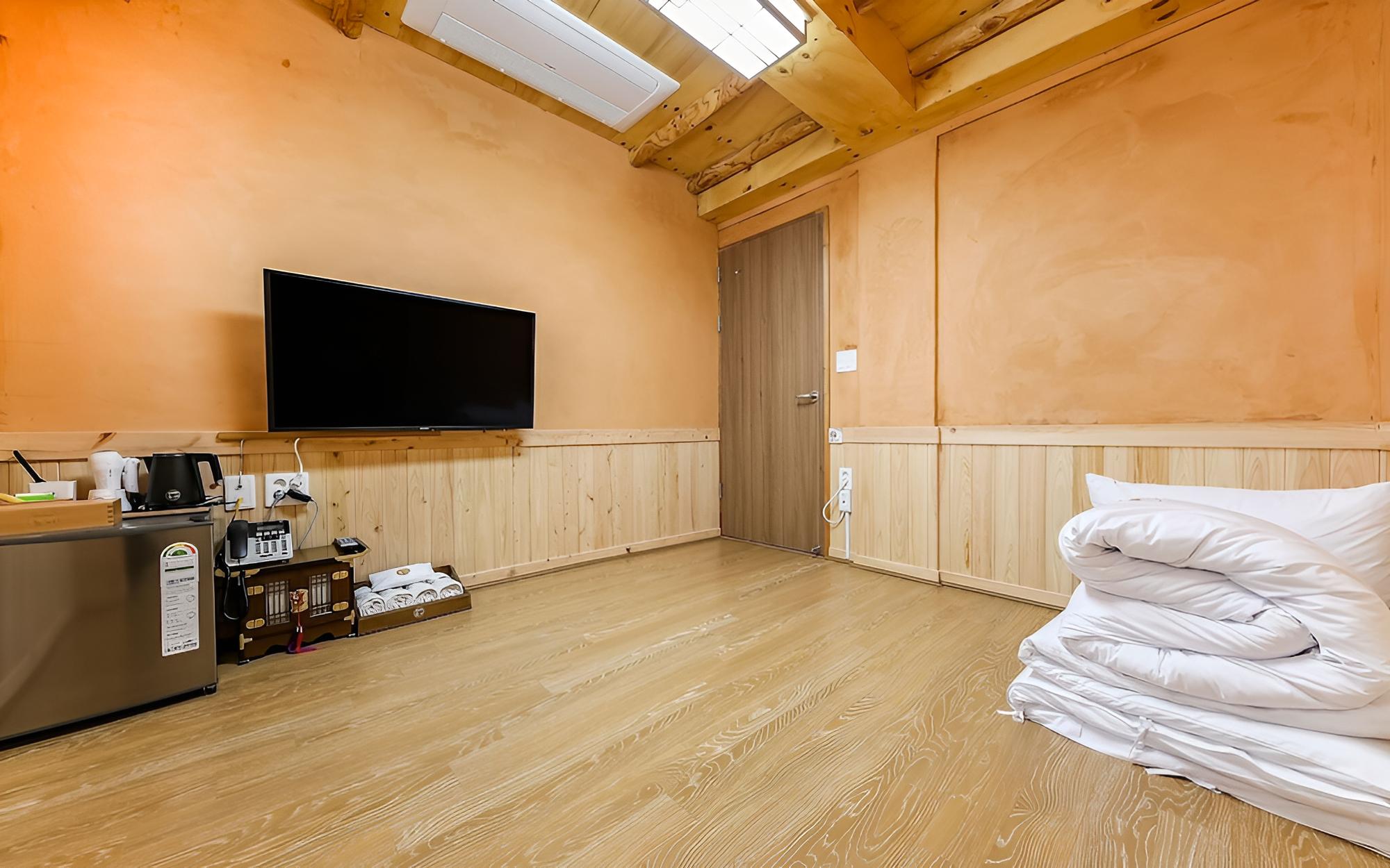 Room (Hwangto Ondol (Non-smoking)) - Photo 1