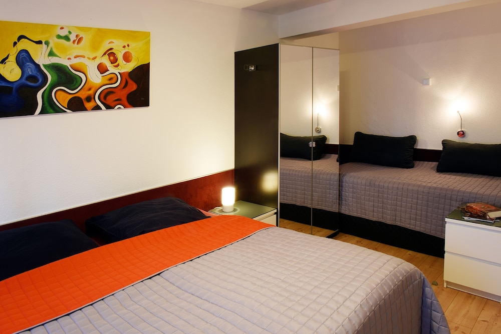 Condo (B) photo 3