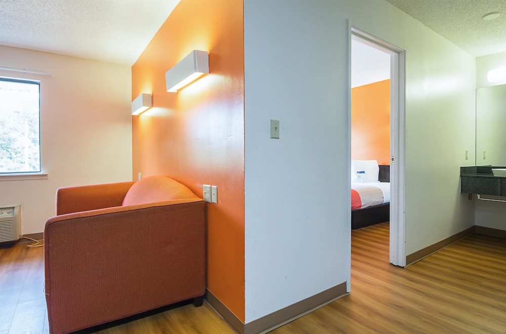 Deluxe Room, 1 King Bed, Smoking, Refrigerator & Microwave