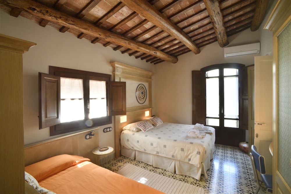 Basic Double Room, Shared Bathroom (El Torrent Cavaller )