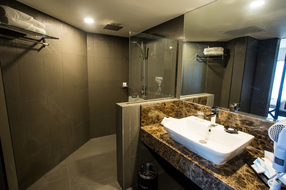 Family Suite, Pool View - Photo 6