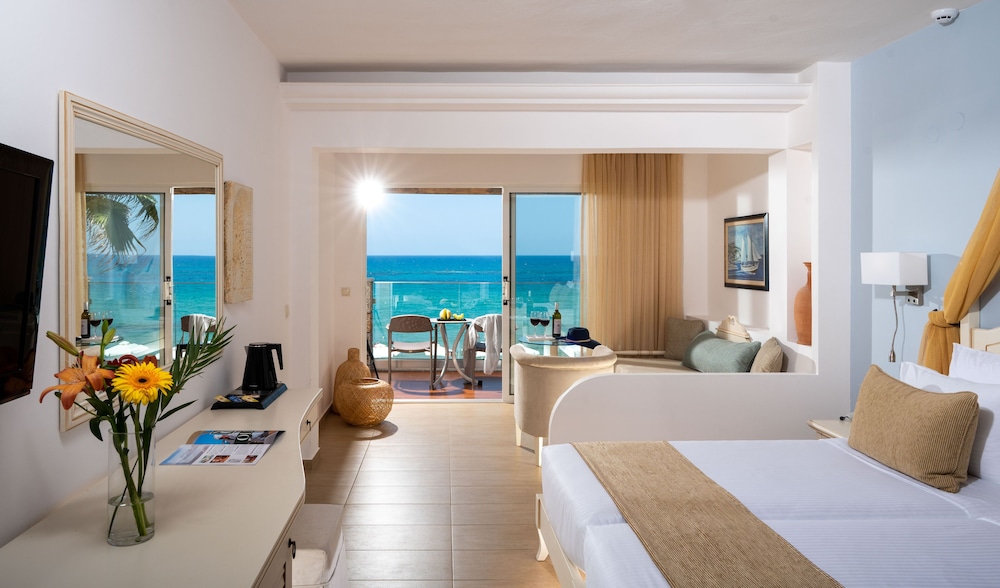 Luxury Superior Room, Beach Front - Photo 2