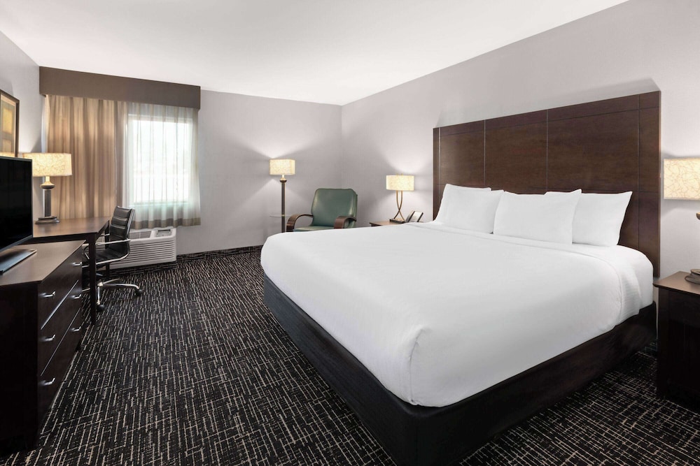 Deluxe Room, 1 King Bed, Non Smoking - Photo 1