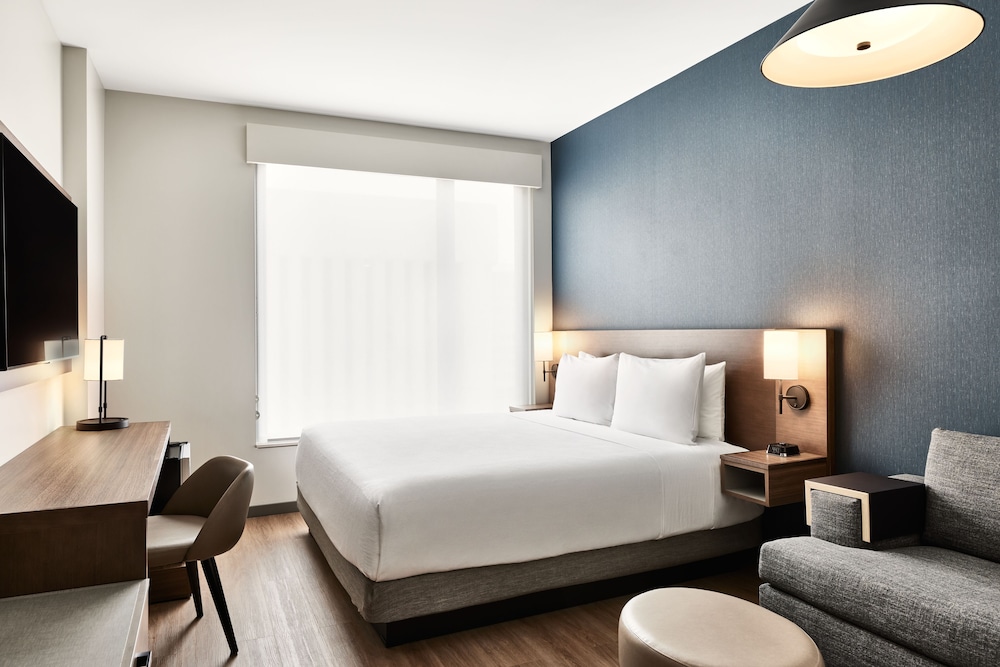 Suite, 1 King Bed with Sofa bed, Accessible (Shower) - Photo 2