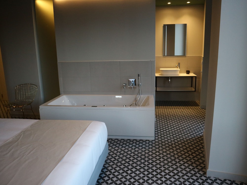 Suite, Hot Tub - Photo 10