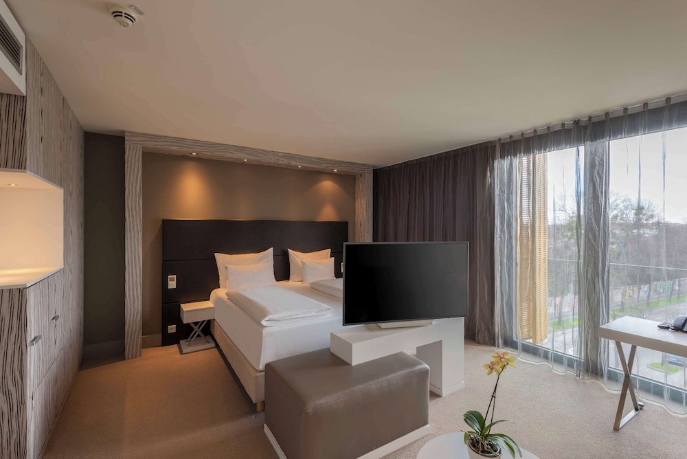 Junior Suite, 1 King Bed, Balcony photo 3
