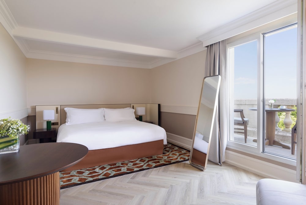 Classic Room, 1 Queen Bed (Furnished Balcony)