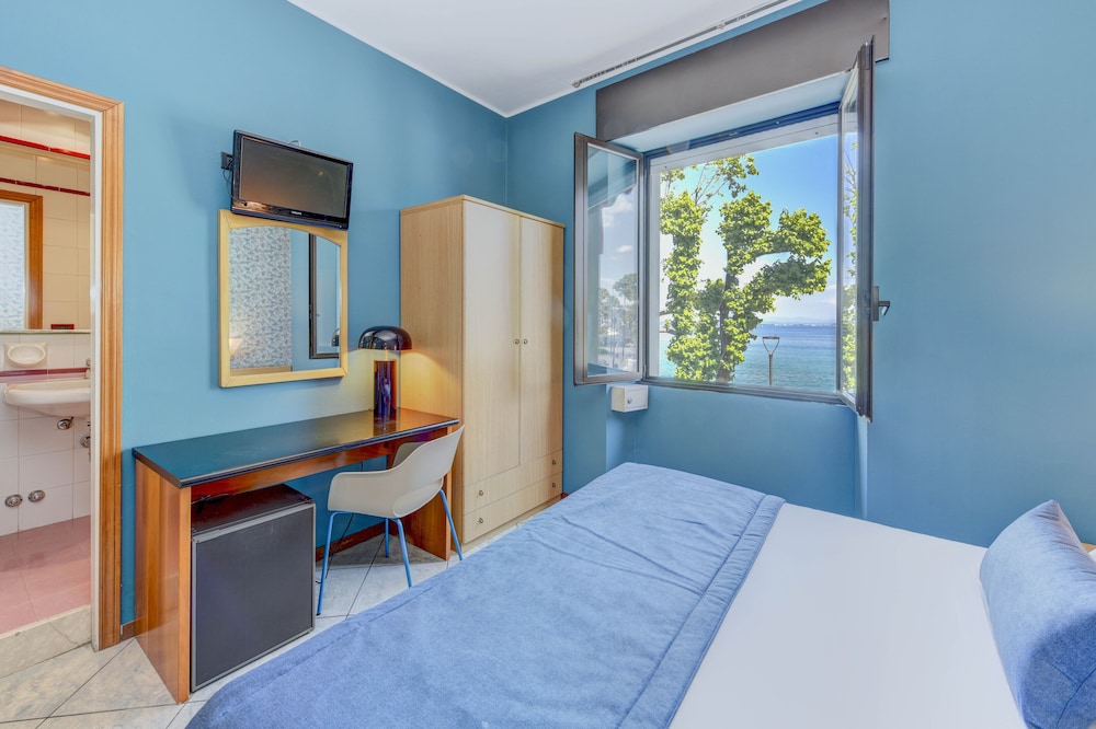 Classic Room, Lake View - Photo 13