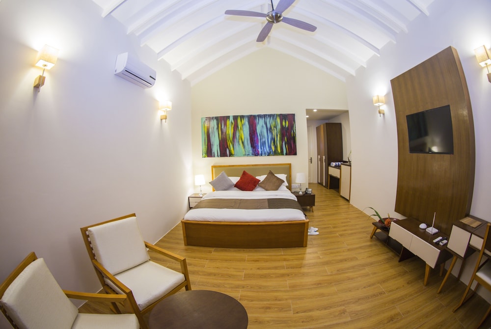 Deluxe Room, 1 King Bed, Sea View, Beachfront photo 2