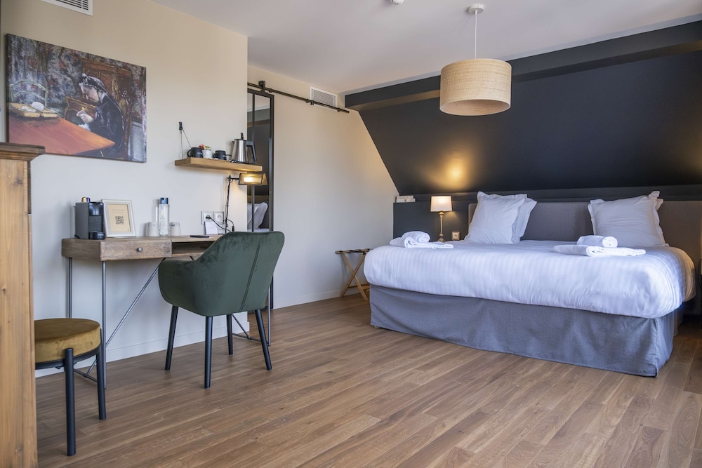 Superior Room, 1 King Bed, Non Smoking (Larger Room) - Photo 1