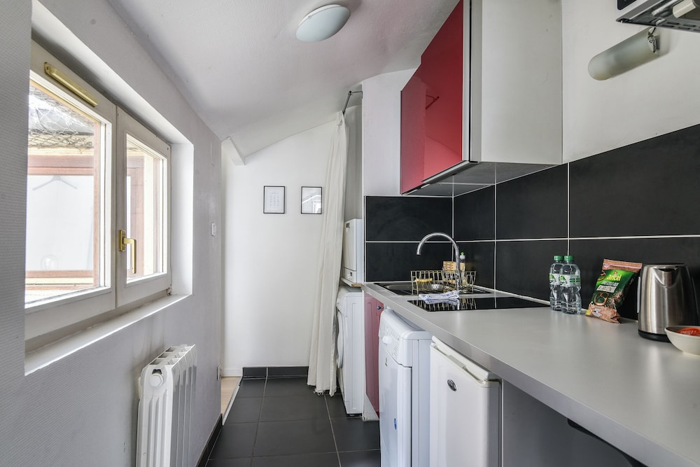 Standard Apartment, 1 Queen Bed with Sofa bed, Private Bathroom, City View photo 3