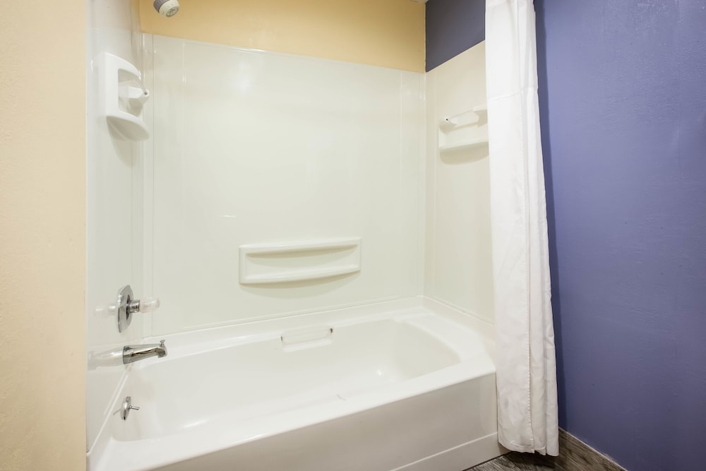 Room, 2 Queen Beds, Non Smoking - Photo 5